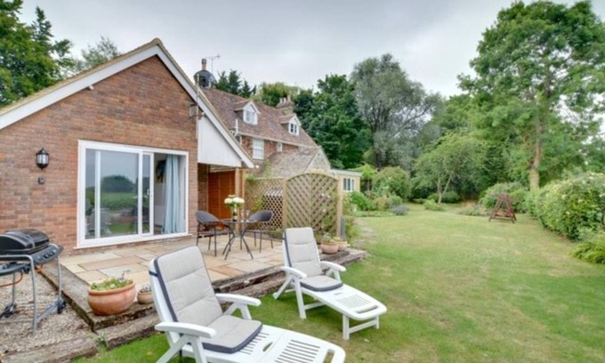 Mersham Cottage | Cozy Cottage Near Port Lympne Wildlife Park - Rated 9.8/10