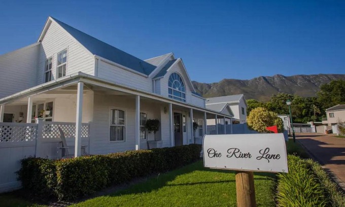 Swellendam Apartment | Riverside Country House: 4-Star Haven with Family-Friendly Perks