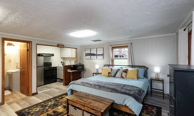 Elkins Cabin | Riverside Retreat: WiFi, Breakfast & Steps to the River