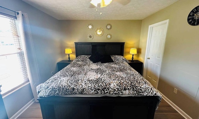 Sevierville House | Riverside Escape: King & Queen Suites with Spa and Hot Tub