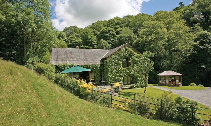 Windermere House | Riverside Retreat: Family-Friendly Stay with Cozy Fireplace