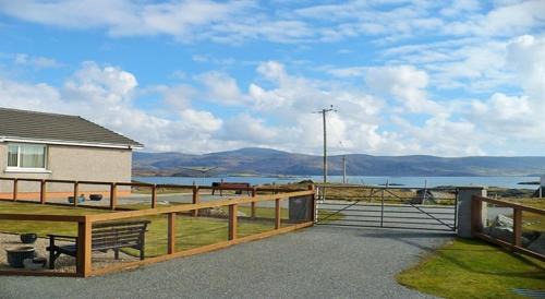 Harris Apartment | Riverside Retreat: Family-Friendly 4-Star Guest Rated 9.8