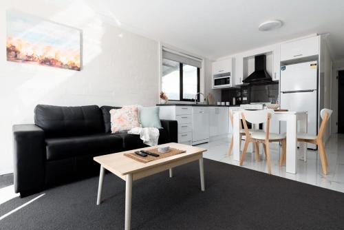 Riverside Apartment | Relaxing Riverside Retreat with Parking & WiFi