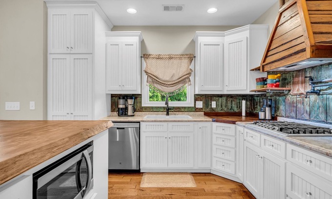 Columbus House | Riverside Getaway by OneHometown Getaways