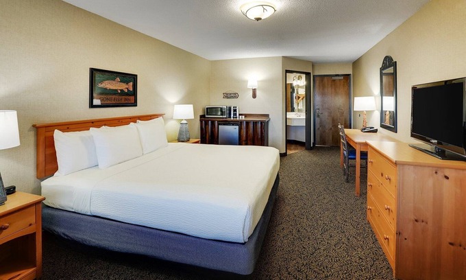 Moline Hotel | Relaxing Riverside Retreat in Moline with Two Pools