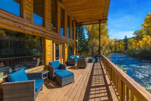 South Fork House | Riverside Haven: Family-Friendly Retreat by the Water