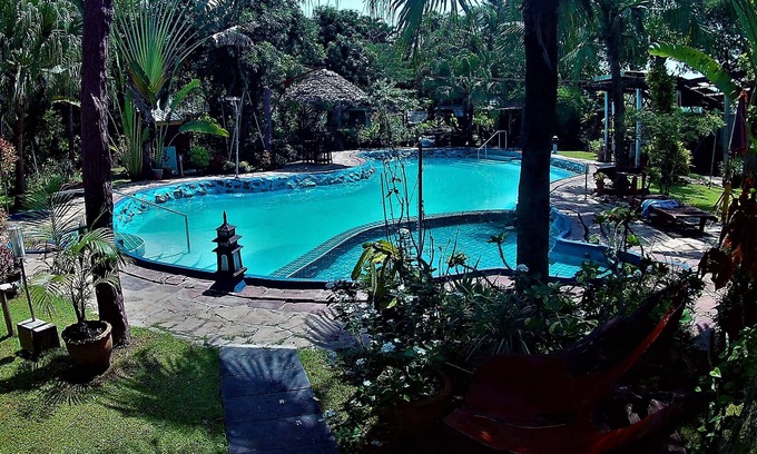 Cho Lae Hotel | Riverside Homestay: Family-Friendly Stay with Pool & Dining