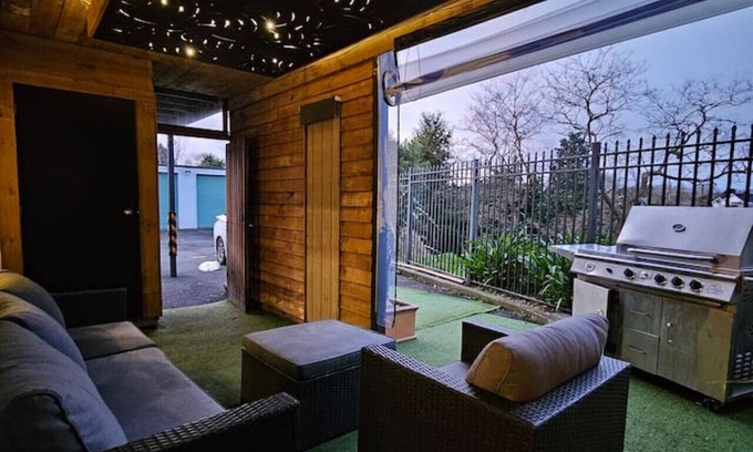 Hamilton House | Riverside- Hot Tub- Free Parking- CBD