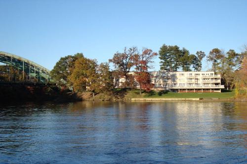 West Chesterfield Hotel | Riverside Hotel: Guest Rated 9/10 with Family Amenities