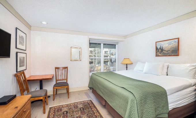 Telluride Hotel | Budget-Friendly Riverside Hotel Room with Breakfast & Kitchen