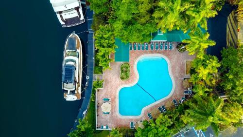 Beverly Heights Hotel | Tranquil Riverside Hotel: Pet-Friendly with Ocean View Amenities
