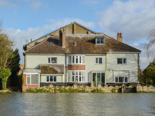 Beccles House | Pet-Friendly Riverside House: A Comfortable Family Retreat