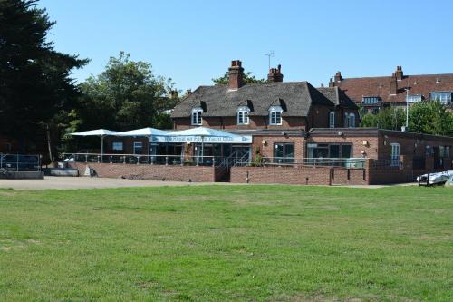 Hamble-le-Rice Hotel | Riverside House: Guest Rated 9/10 with Hot Tub & Family Fun
