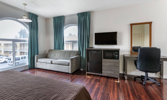 La Sierra Hotel | Family-Friendly Riverside Inn & Suites with Breakfast Included