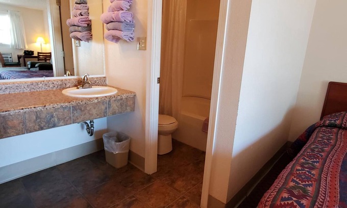 Glendive Hotel | Cozy Riverside Inn: Family-Friendly with Breakfast Included