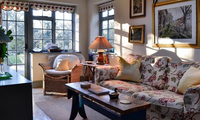 Little Rissington House | Riverside Lodge: Family-Friendly Retreat with Pool Access