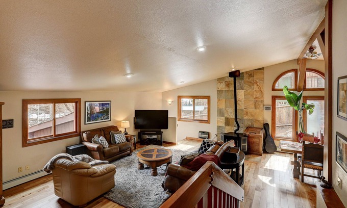 Lyons Cabin | Riverside Lodge - Tranquility in a Historic Atmosphere