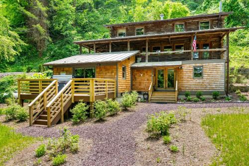 Rileyville House | Relaxing Riverside Log Cabin with Hot Tub & Fire Pit