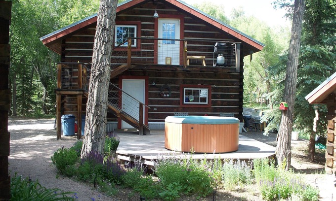 South Fork Cabin | Pet-Friendly Riverside Meadows Studio Cabin with Spa & Kayak