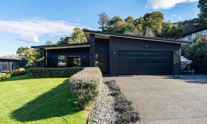 Rangatira Park House | Riverside: Family-Friendly Retreat with Great Reviews