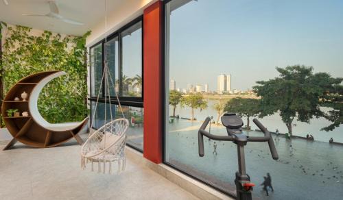 Daun Penh Apartment | Riverside Panorama: Family-Friendly Retreat with Great Dining