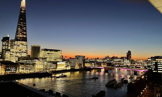 South Bank Apartment | Riverside Penthouse: Family-Friendly with Pool & Kitchen