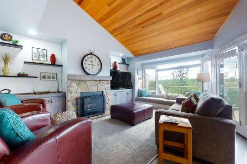 Redmond House | Riverside R&R: Family-Friendly Retreat with Pool & Hot Tub