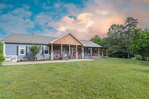 Arden House | Beautiful Riverside Ranch by AvantStay Near Downtown