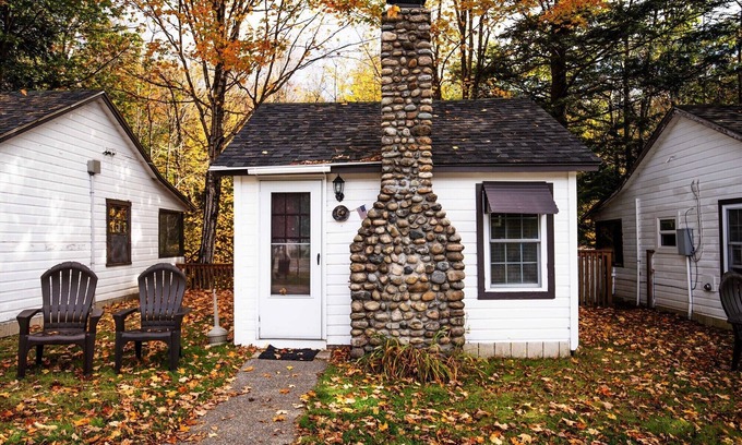 Lincoln Cabin | Serene Riverside Retreat: The Basin at the Pemicabins