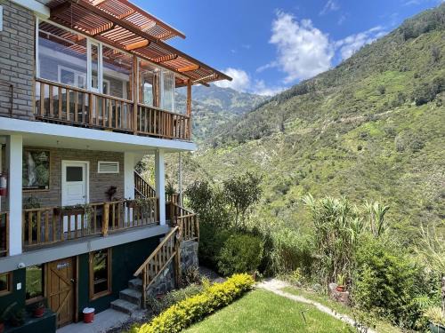 Banos de Agua Santa House | Riverside Retreat - Pet & Child Friendly Getaway 10/10 Rated