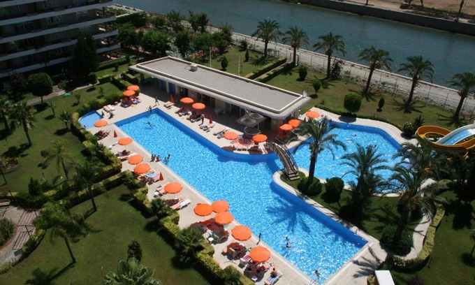 Tosmur Belediyesi Apartment | Exceptional Riverside Resort: Pet-Friendly with Ocean Views