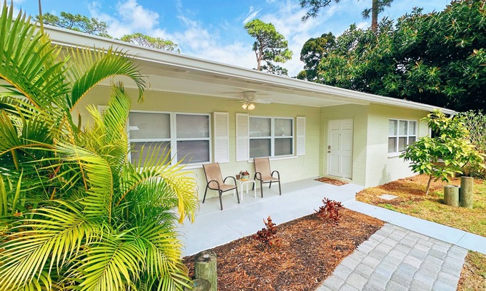 Edgewater House | Quinn's Riverside Retreat: Family-Friendly, Steps from Beach