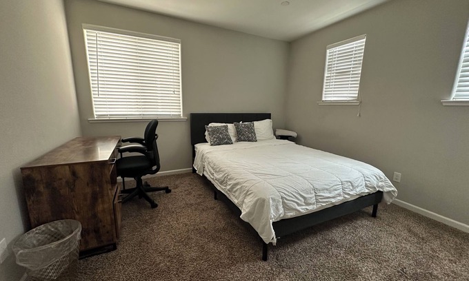 Herndon House | Riverside Retreat - 5 bedroom & 3 Bathroom with Wifi, AC, Washer & Dryer!