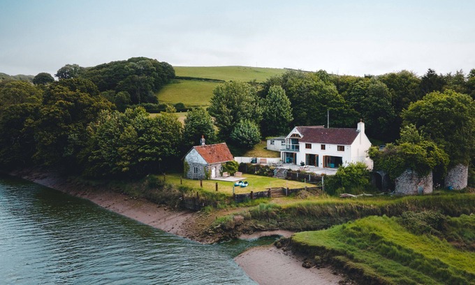 Westleigh Apartment | Riverside Retreat - Oceanfront Cottages with Breakfast