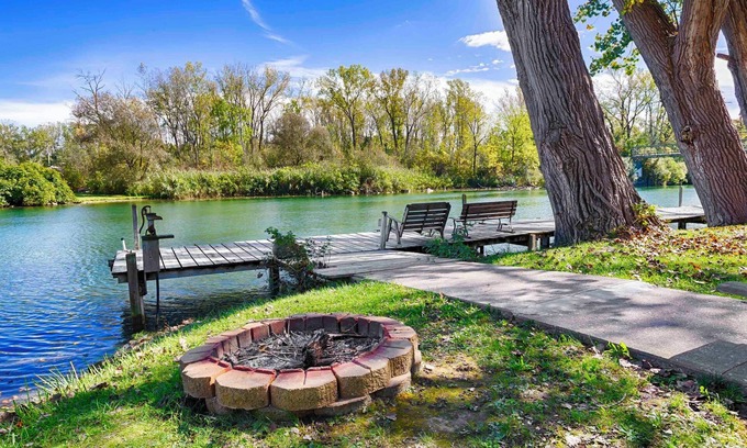 Waterloo Cottage | Riverside Retreat: Private Location with Lake Views & More