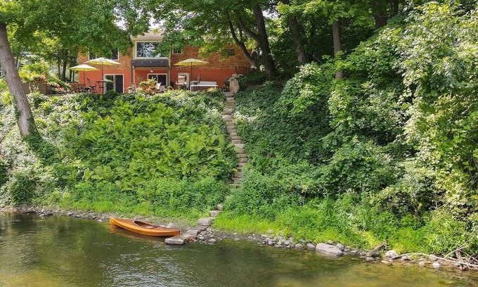 Dexter House | Riverside Retreat: Spectacular Views & Family-Friendly Amenities