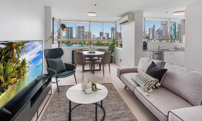 New Farm Apartment | Riverside Studio: Pool, Gym & Parking Near CBD - 4 Stars