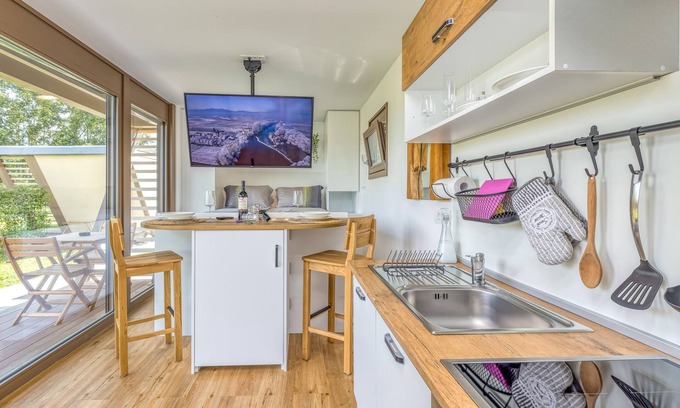 Metlika House | Riverside Suite Mare: Private Beach Retreat in Gradac