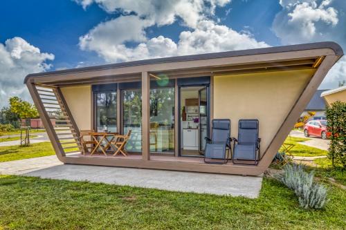Metlika House | Pet-Friendly Riverside Suite Mobile Homes for Family Fun