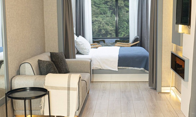 Ardesen Hotel | Inviting Riverside Tinyhouse with Breakfast and Family Fun