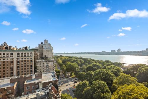 Central Park West Hotel | Convenient Riverside Tower Hotel with Family-Friendly Amenities