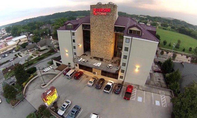 Pigeon Forge Hotel | Riverside Tower: 4-Star Stay with Private Pool & Child-Friendly