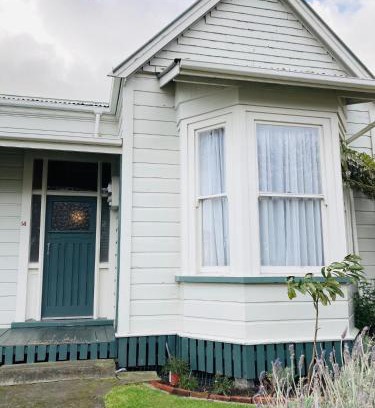 Whanganui Apartment | Inviting Riverside Villa: Family-Friendly Retreat with 4 Stars