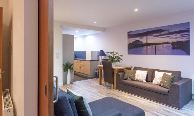 North West Apartment | Exceptional Riverside West End Apartment: 5-Star Pet Friendly Stay
