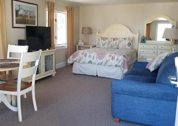 Edgecomb Apartment | Riverside Retreat with Balcony at Sheepscot Harbour Studio