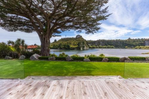 Kumara Junction House | Riverstone House: Family-Friendly Retreat with 10/10 Ratings