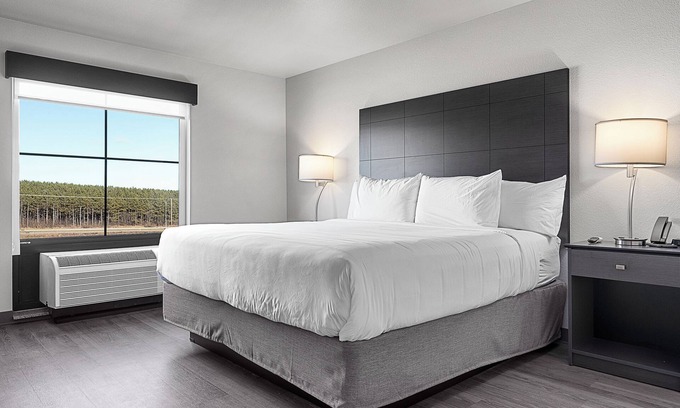 Chippewa Falls Hotel | Inviting Riverstone Suites - Family-Friendly with Breakfast
