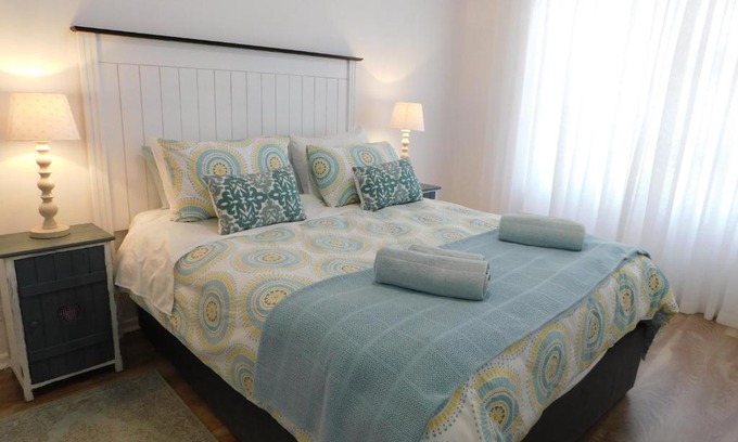 Laaiplek House | Cozy Rivertides Guest House with Oceanfront Views