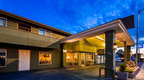 Clarkston Hotel | Relax at RiverTree Inn & Suites with Oceanfront Amenities