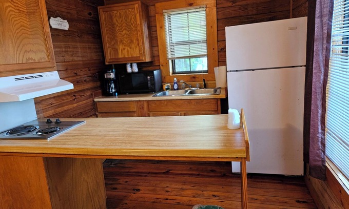 Mammoth Spring Hotel | Relaxing Riverview Cabins with Oceanfront Pool Access